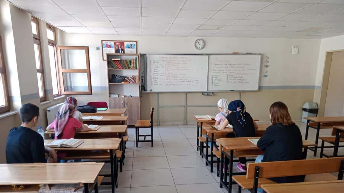 Halk Eğitim Merkezi Müdürlüğü Merkezi tarafından okulumuz bünyesinde açılan Kur'an ve Tekvando kurslarımız devam etmektedir
